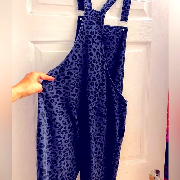 Z supply Mureile Navy Blue Leopard Print knit Overalls in medium - Picture 9 of 12